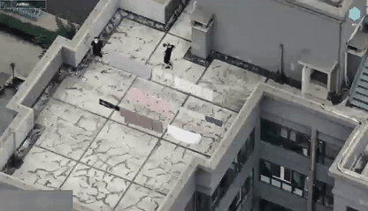 在樓頂活動的居民被無人機(jī)喊話提醒后離開.gif